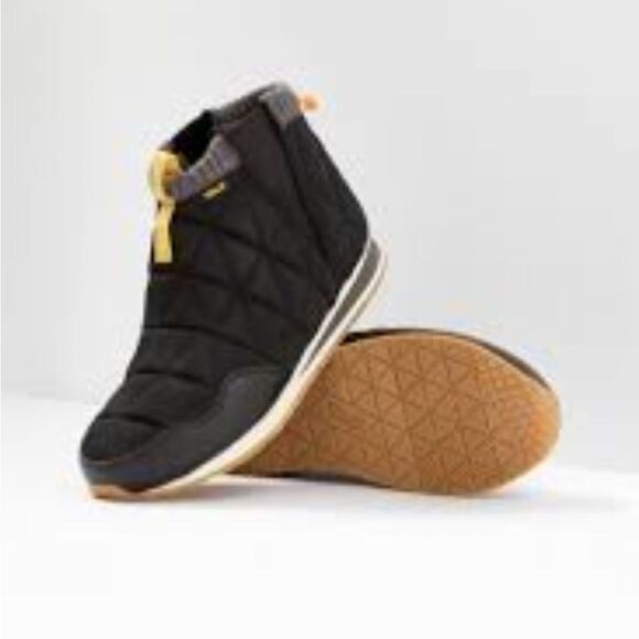 New Teva moccasins  boots size 6 black New - Picture 2 of 8